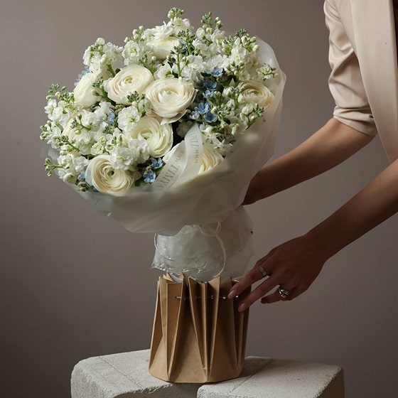 Надежно упаковываем букет в транспортировочный бокс